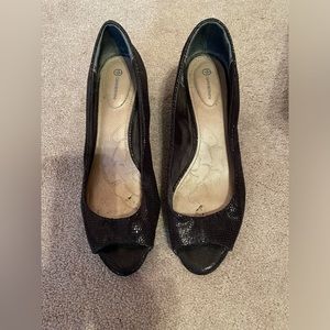 giani bernini black peep toe heels - 7.5 EUC